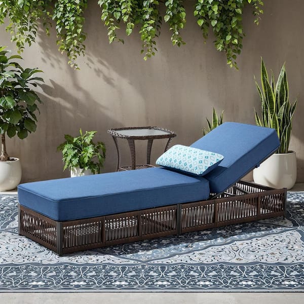ArcoBay Brown Wicker Outdoor Chaise Lounge with 5 in. Thick Navy Blue Cushions and Side Table