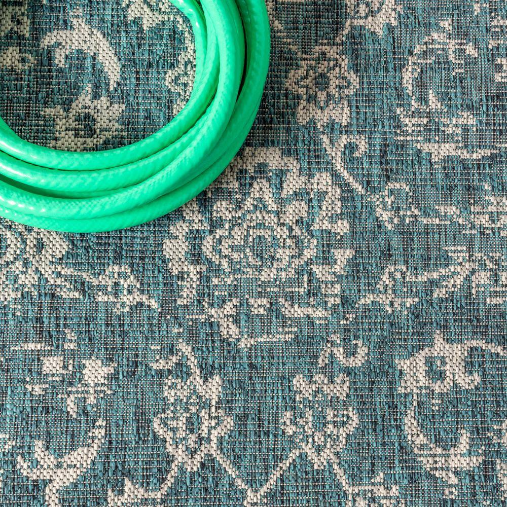 Bohemian Chic Gray Synthetic 4' x 6' Indoor/Outdoor Area Rug