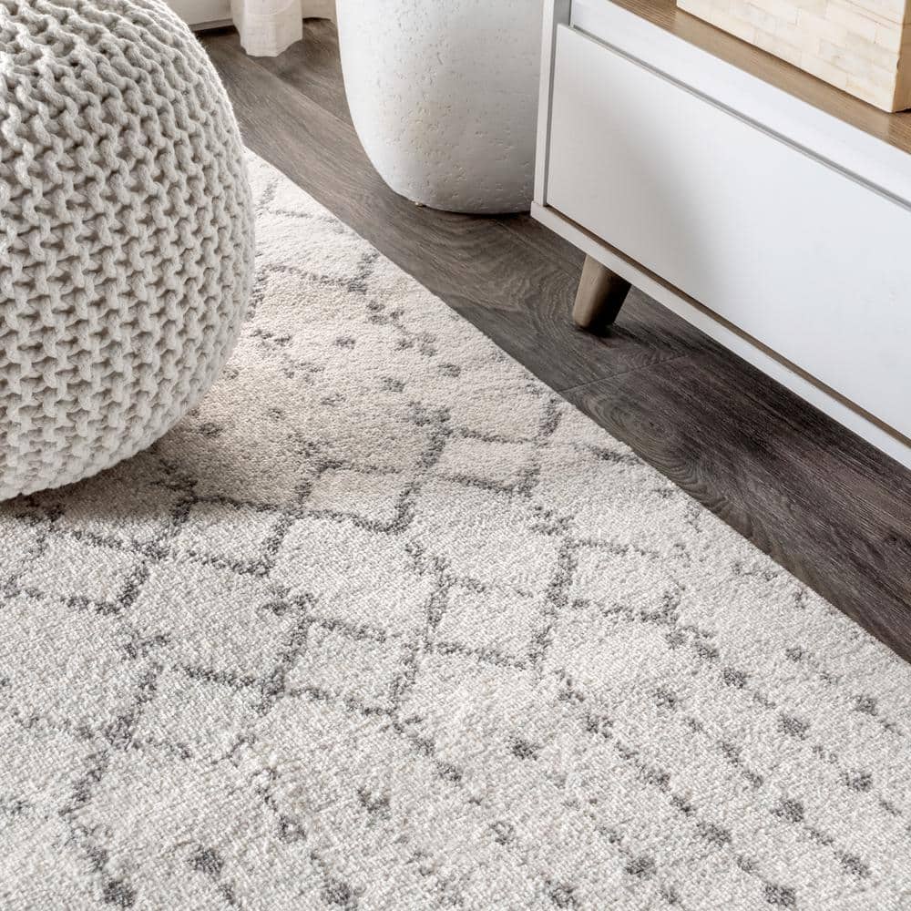 Ivory and Gray Diamond-Patterned 3' x 5' Synthetic Area Rug