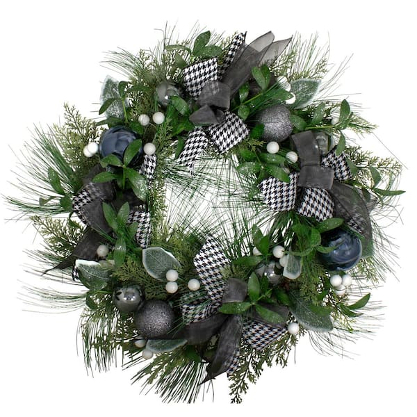 Northlight 24 in. Green Unlit Houndstooth and White Berries Artificial Christmas Wreath