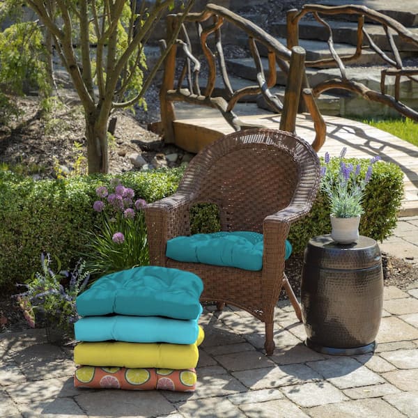 https://images.thdstatic.com/productImages/5fc69f83-0424-4480-87b7-c27463295fff/svn/arden-selections-outdoor-dining-chair-cushions-zm0e530b-d9z1-e1_600.jpg