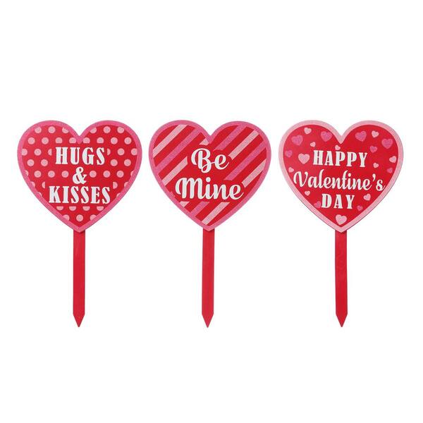 Glitzhome 15 in. H Set of 3 Wooden Heart-Shaped Yard Stake