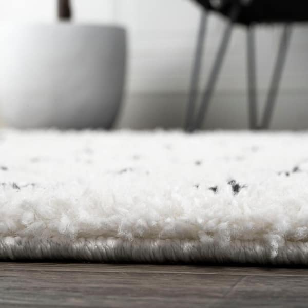 https://images.thdstatic.com/productImages/602ca094-cc34-47cf-b962-dac20ce28179/svn/white-black-jonathan-y-area-rugs-moh400a-8-44_600.jpg