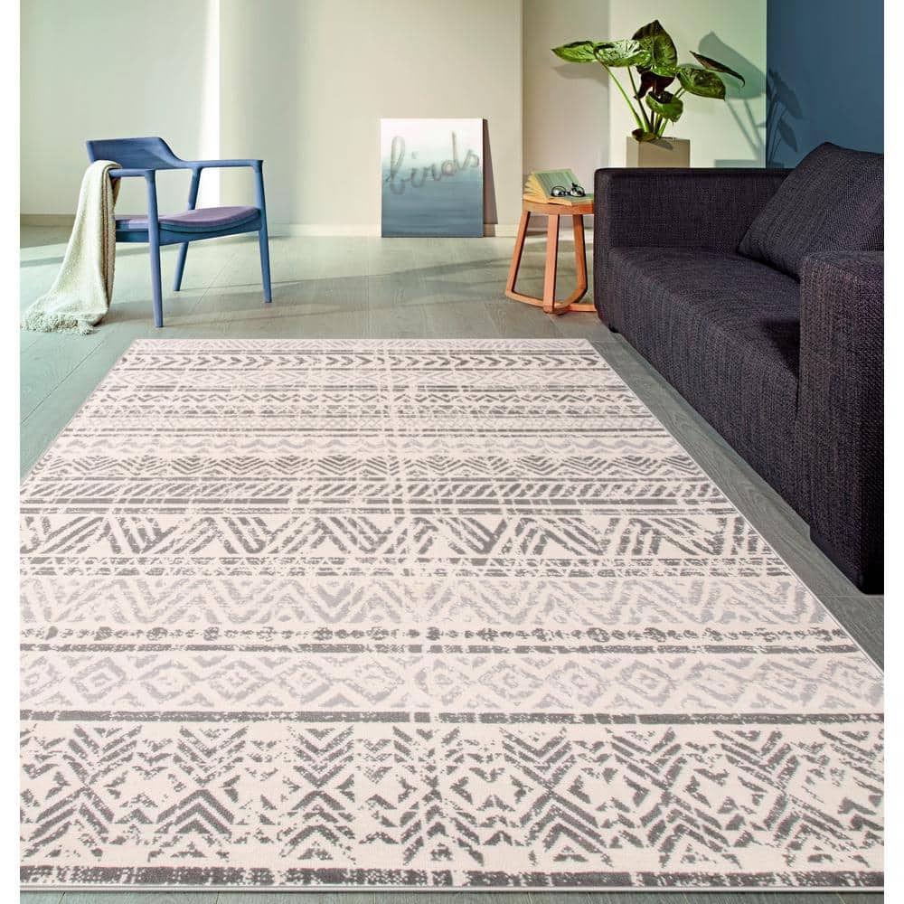 Elegant Gray Geometric 5'x7' Synthetic Reversible Area Rug