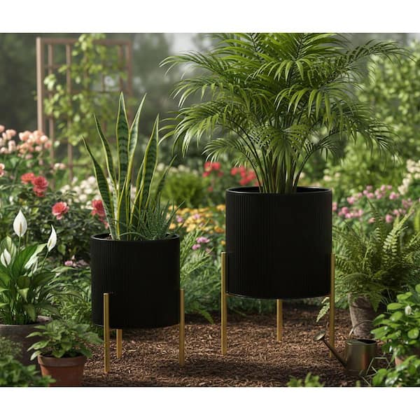 Unbrand Set of 2 Black & Gold Metal Planters with Stand (8.25/10.5