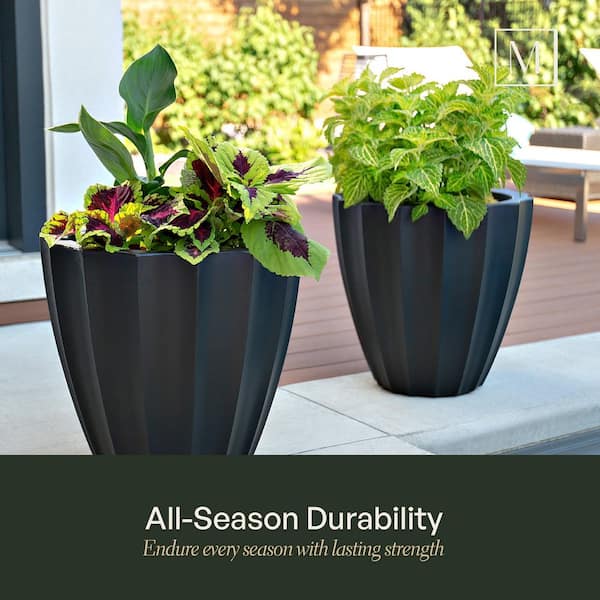 Mayne Sedona 18 in. Round Self-Watering Black Polyethylene Planter