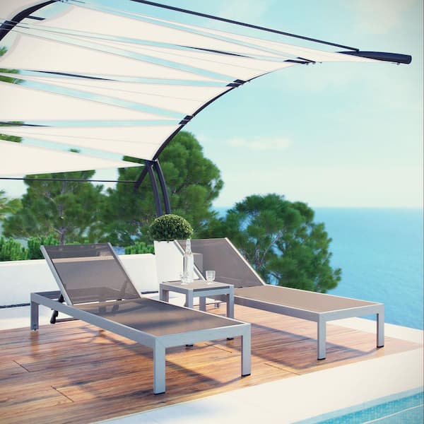 Shore Aluminum Mesh Outdoor Patio 3-Piece Poolside Chaise Lounge Chair and Metal Side End Table Set in Silver Gray