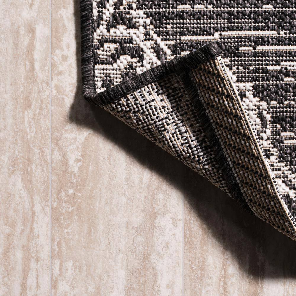 Tuscany Black and Ivory Synthetic Medallion Area Rug