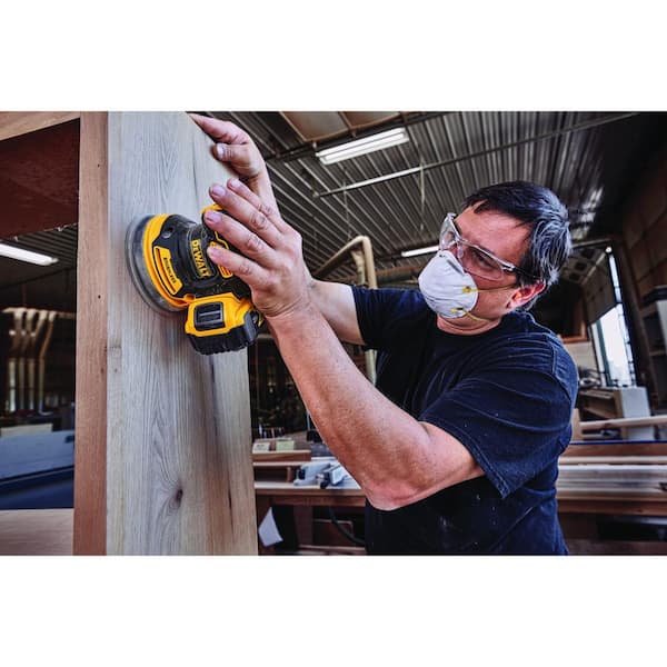 DEWALT - 20V MAX XR Cordless Brushless 5 in. Random Orbital Sander with (1) 20V Battery 2.0Ah and Charger