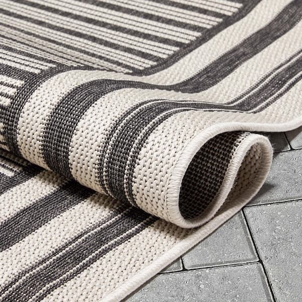 https://images.thdstatic.com/productImages/6328fcef-dcda-4f68-b101-e318b532c19a/svn/black-well-woven-outdoor-rugs-fal-23-2l-44_600.jpg