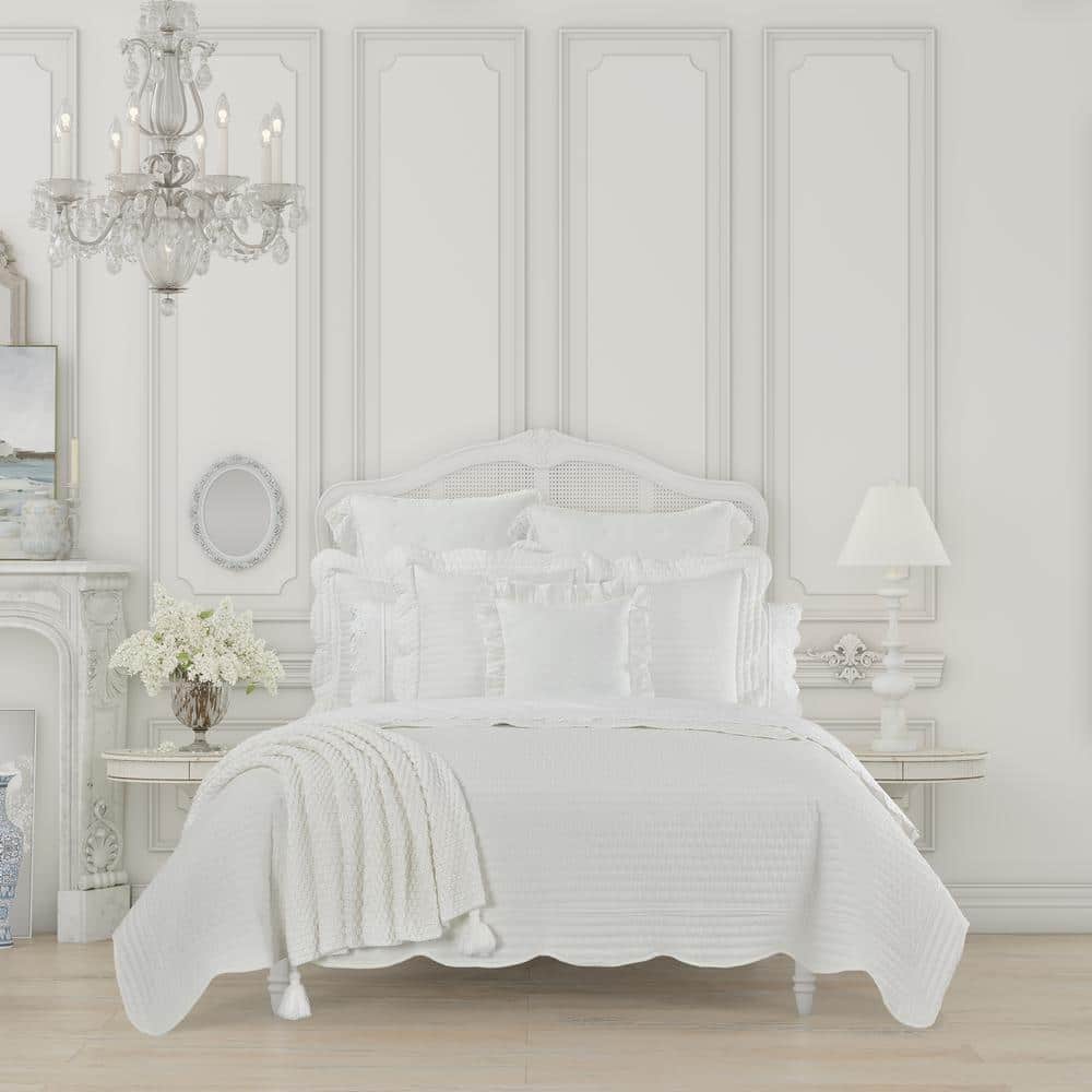 White Cotton Full Quilt with Scallop Trim