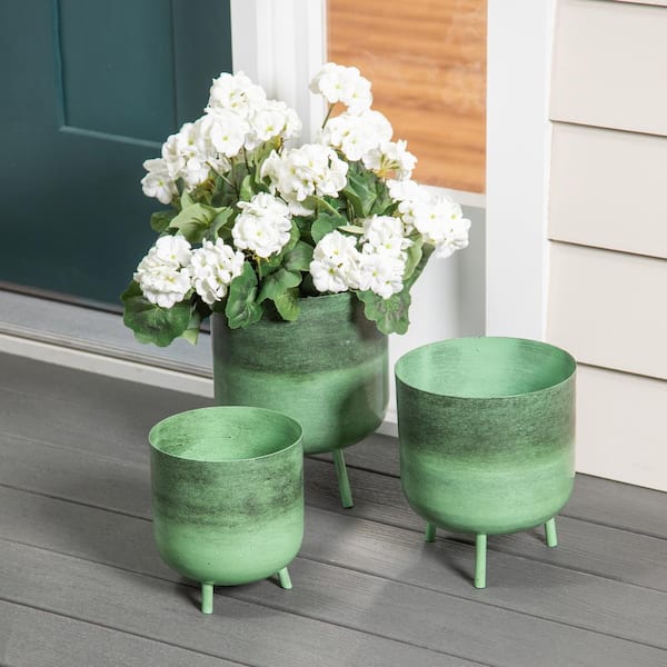 https://images.thdstatic.com/productImages/634992de-5ca4-4aa9-9186-468374d0b81a/svn/green-evergreen-plant-pots-8pmtl308-44_600.jpg