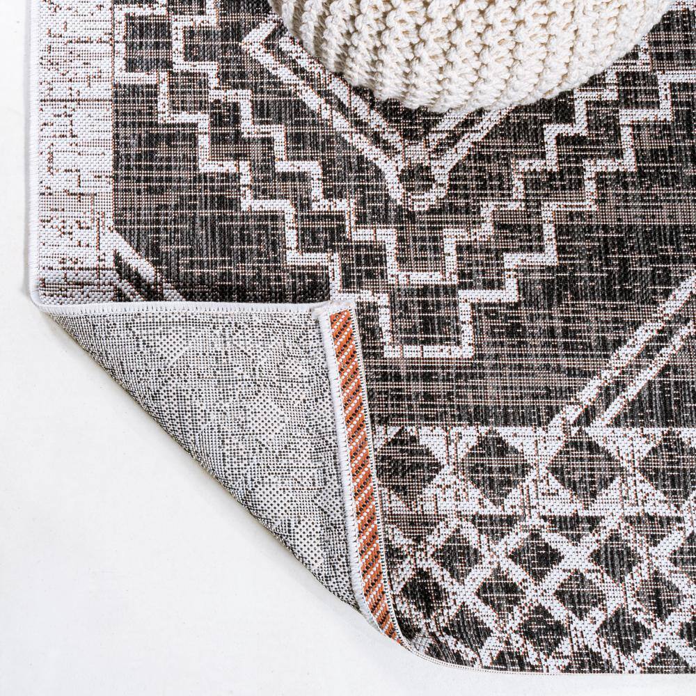 Tribal Diamond Medallion 4'x6' Black/Ivory Synthetic Area Rug