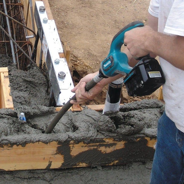 Makita XRV01Z 18V LXT Lithium-Ion Cordless 4' Concrete Vibrator, Tool Only