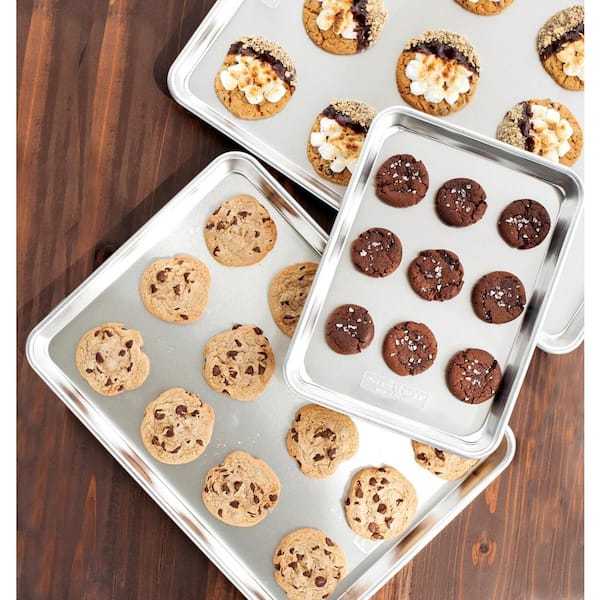 https://images.thdstatic.com/productImages/63dd6307-1779-44a0-a8ff-69a01a5bc26f/svn/nordic-ware-baking-sheets-43174m-1f_600.jpg