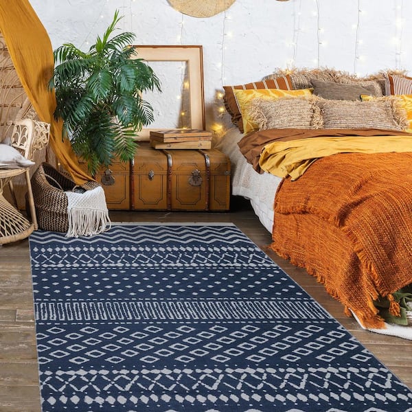https://images.thdstatic.com/productImages/63dd6e0e-7565-47dd-afd9-d65f465d53ae/svn/5406-navy-ottomanson-area-rugs-lsb4706-4x6-c3_600.jpg