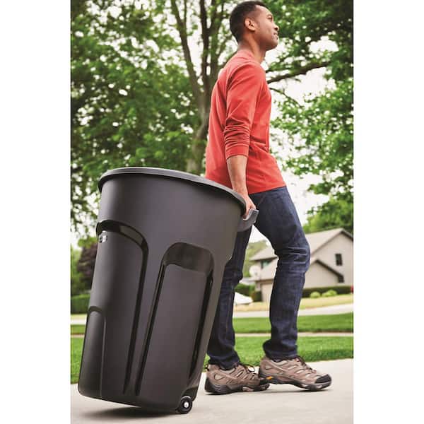 https://images.thdstatic.com/productImages/63ef4e3a-22bb-45b1-a4fa-9fb56c86ce01/svn/rubbermaid-outdoor-trash-cans-2012264-2-77_600.jpg