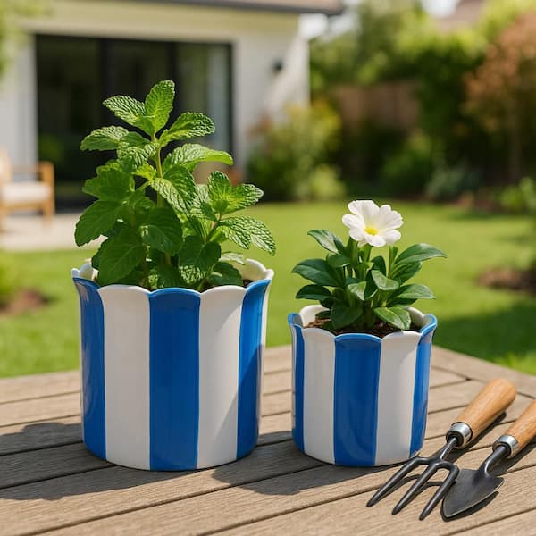 Liv & Skye 6 in and 8 in. Blue Ceramic Striped Scallop Edge