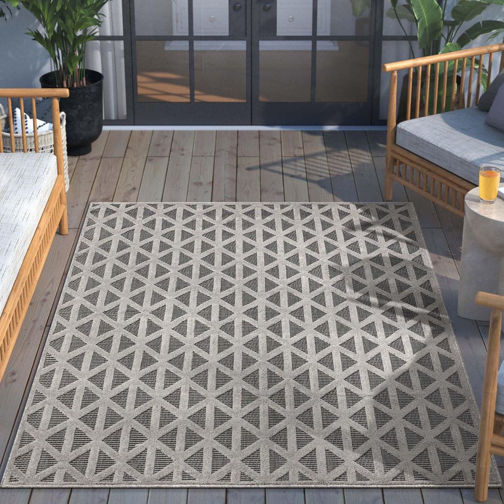 Sila Modern Geometric Gray 5'3" x 7'3" Synthetic Indoor/Outdoor Rug