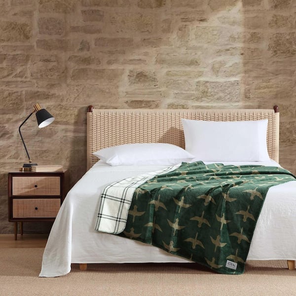 Geese 1-Piece Green/Olive Cream Flannel 60 in. x 70 in. Throw Blanket