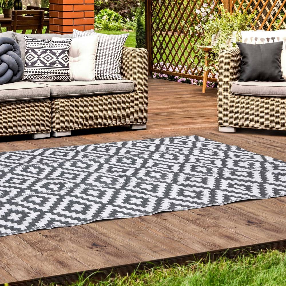 Gray and White Reversible Synthetic Outdoor Rug, 5' x 7'