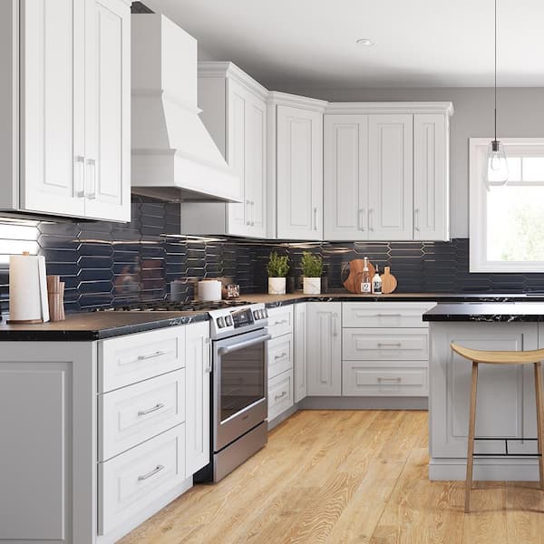 Grayson Pacific White Painted Plywood Shaker Assembled Bath Cabinet Soft Close 33 in W x 21 in D x 34.5 in H