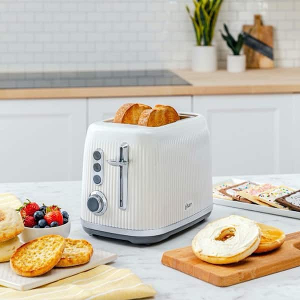 https://images.thdstatic.com/productImages/654fa0ce-a034-4359-b852-cd082376f724/svn/white-oster-toasters-985119976m-31_600.jpg