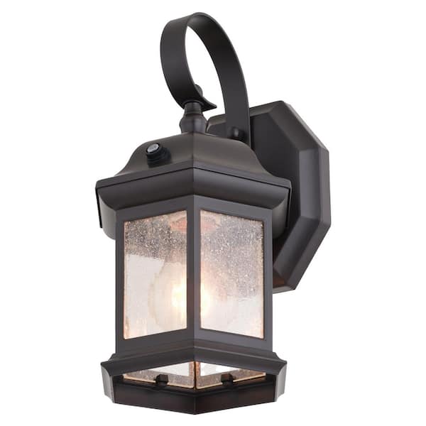 Wellington Black Aluminum 6 in. 1-Light Dusk to Dawn Medium Bronze Outdoor Wall Lantern Clear Glass
