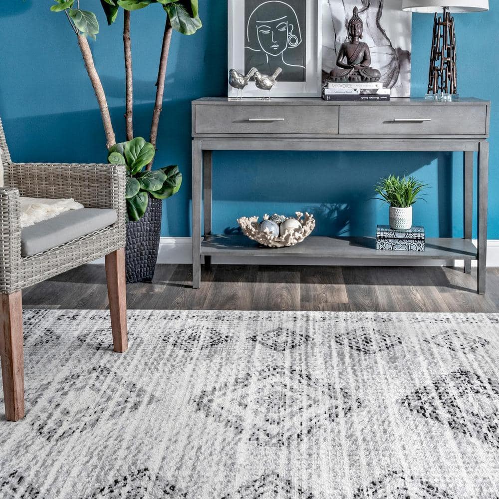 Gray 4' x 6' Synthetic Aztec Pattern Area Rug