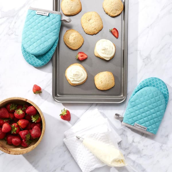 New! This is the @kitchenaid_ca oven mitt set in 2 colours - 4-pieces  $26.99