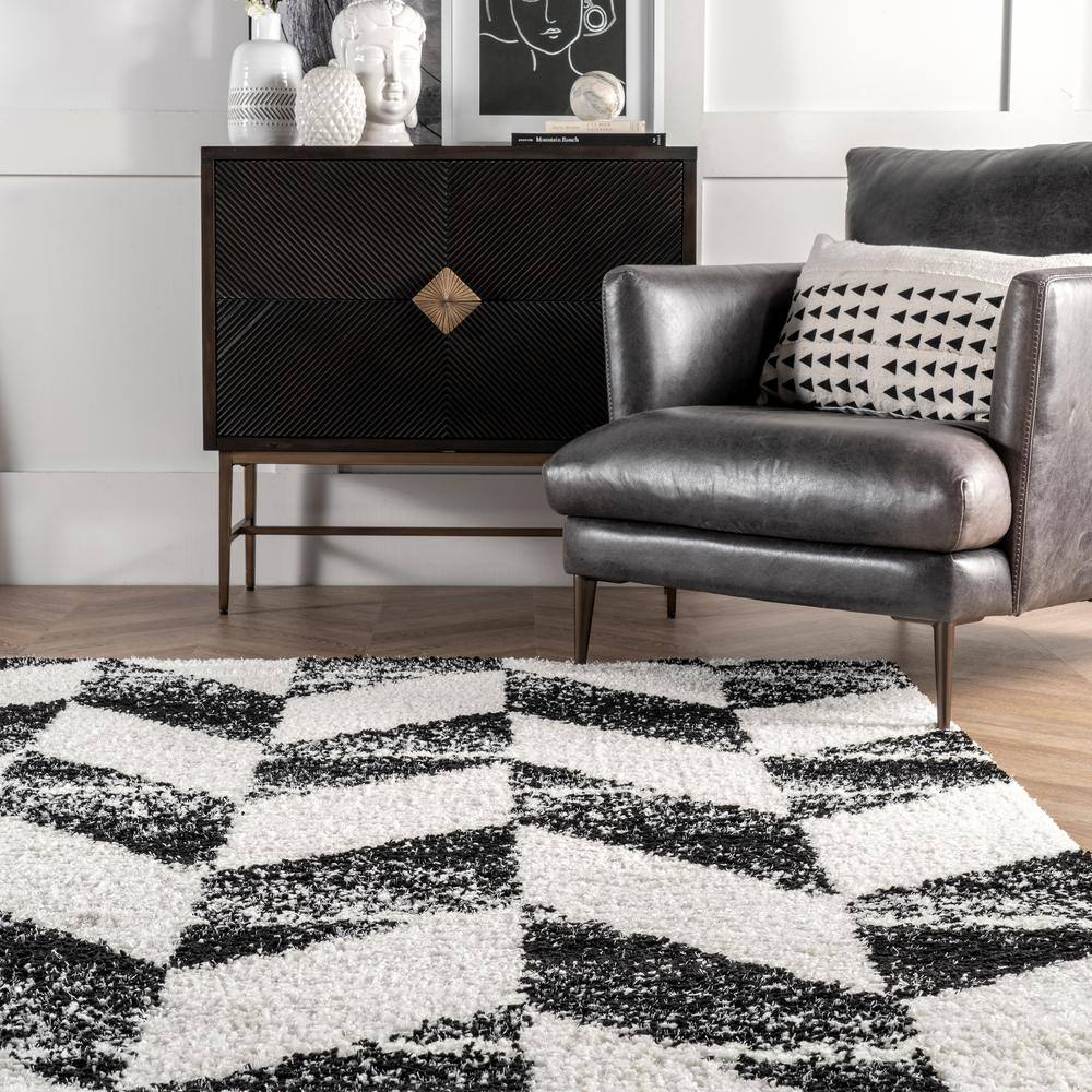 4' x 6' Black and White Reversible Shag Area Rug