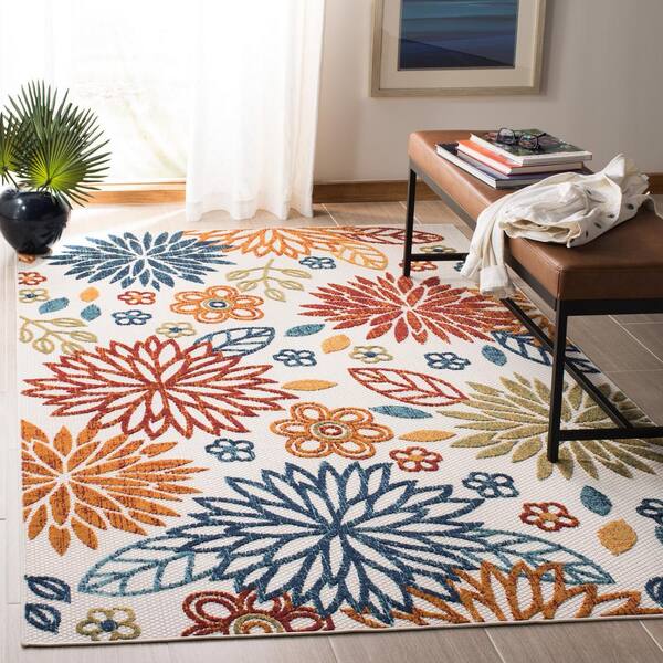 Indoor/Outdoor Poinsettia Hooked Polypropylene Accent Rug