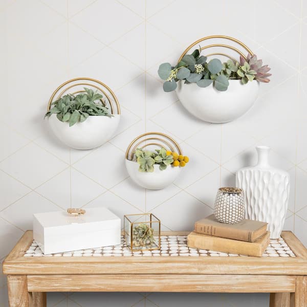 https://images.thdstatic.com/productImages/67bf8adb-69c0-4521-b9ae-a773c455b55e/svn/white-gold-danya-b-wall-planters-fhb21655-31_600.jpg