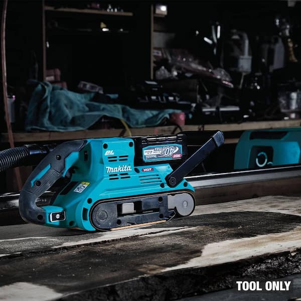 Kỹ thuật viên sử dụng máy Makita trong thi công thực tế