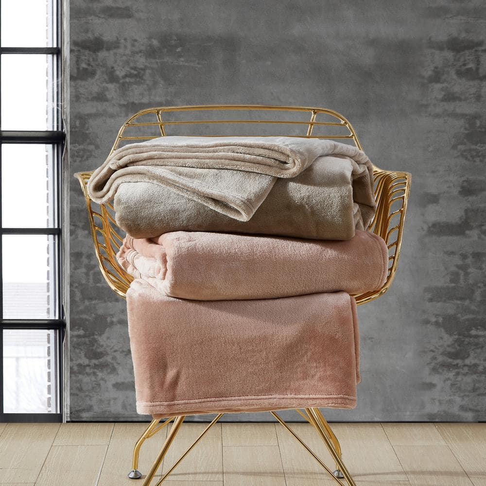 Cozy King-Sized Beige Fleece Blanket for Year-Round Comfort