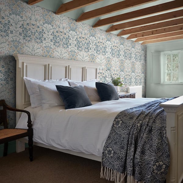 William Morris at Home Blackthorn Daydream Wallpaper