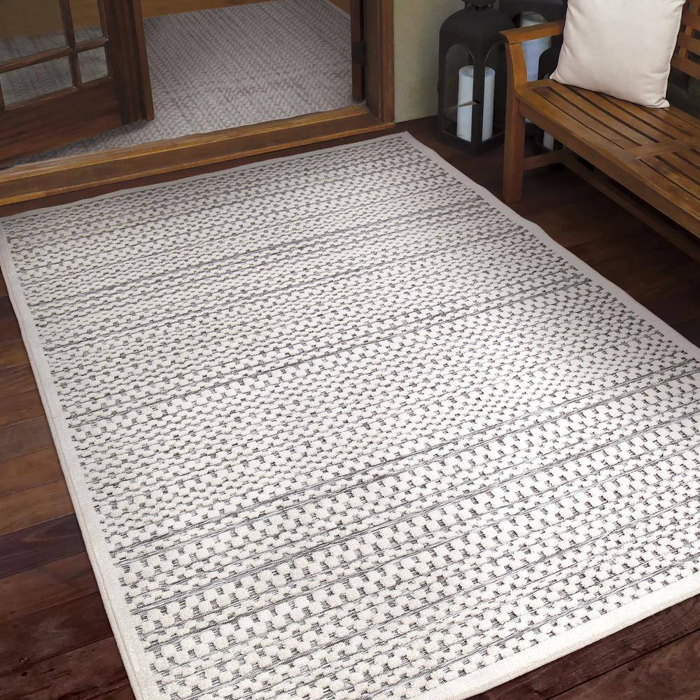 Natural Gray Synthetic Stain-Resistant Outdoor Area Rug 5'2" x 7'6"