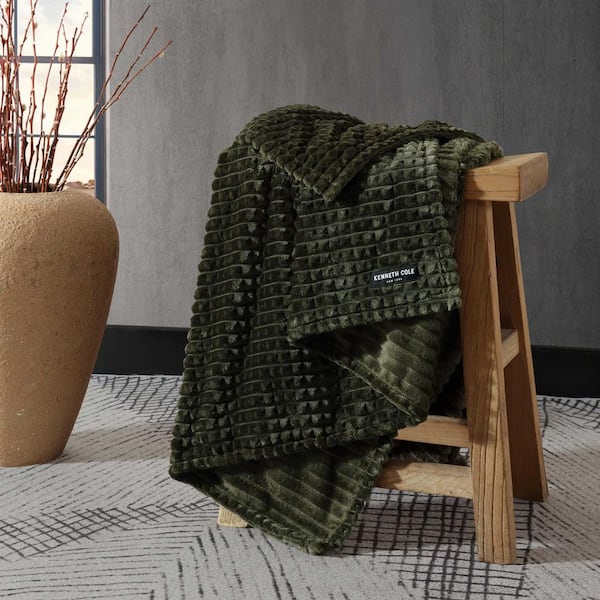 KENNETH COLE NEW YORK Textured Solid Forest Green 50 x 60 Plush