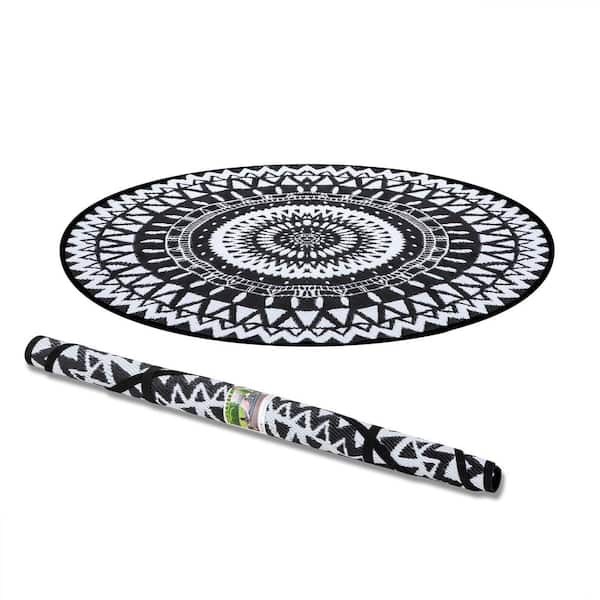 https://images.thdstatic.com/productImages/69db9fb2-fb6a-4517-8b56-975cc6c7a5f6/svn/black-and-white-nuu-garden-outdoor-rugs-so02-02-76_600.jpg