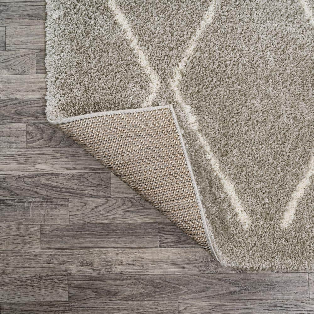 Catala Gray and Ivory Diamond Shag 5' x 8' Area Rug