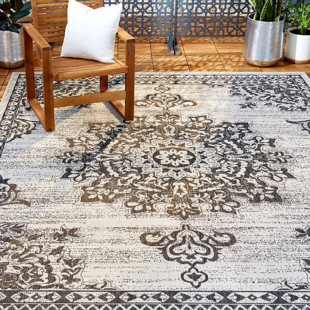 Nicole Miller Grey and Black Medallion Indoor/Outdoor Rug