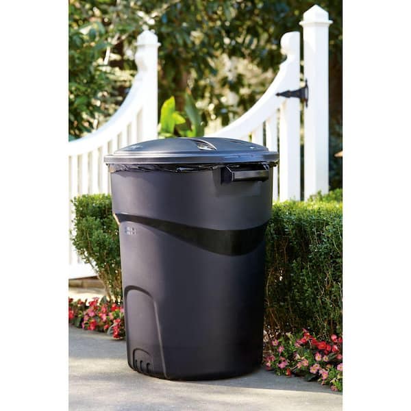 Libman Heavy-Duty 32 gal. Black Round Vented Trash Can with Lid