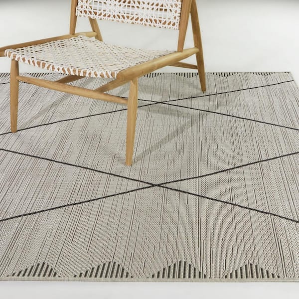 Calderon Cream 8 ft. x 10 ft. Diamond Indoor/Outdoor Area Rug