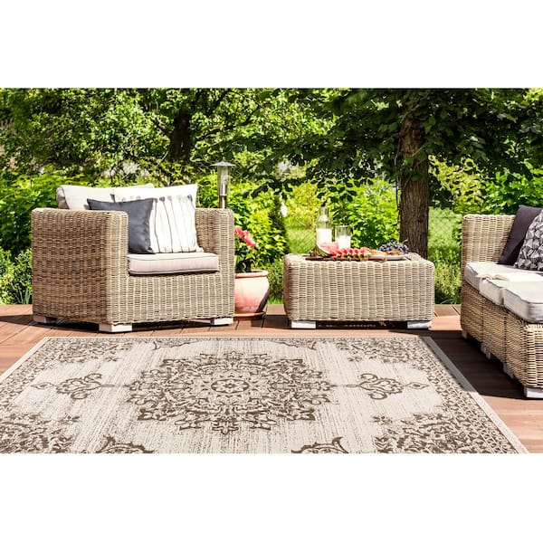 Patio Country Azalea Gray/Black 8 ft. x 10 ft. Medallion Indoor/Outdoor Area Rug