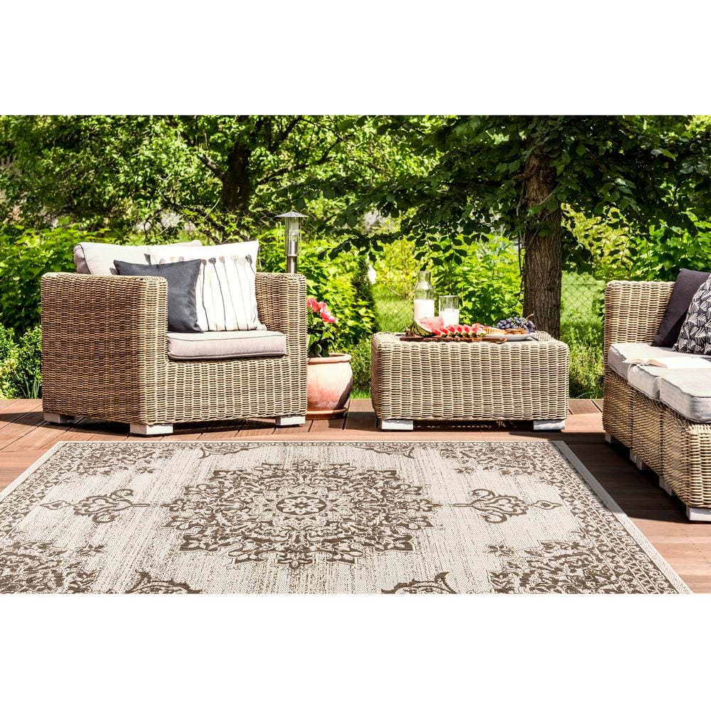 Gray and Black Medallion Synthetic Indoor/Outdoor Area Rug