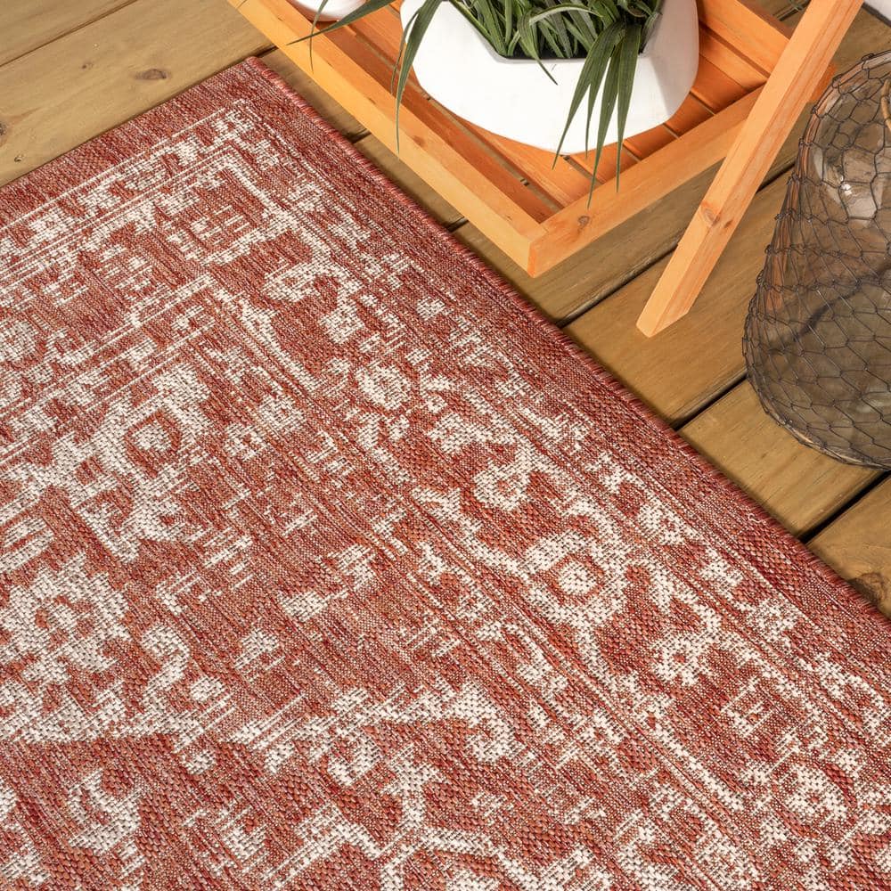 Red and Taupe Medallion Flat Woven 4' x 6' Indoor/Outdoor Rug