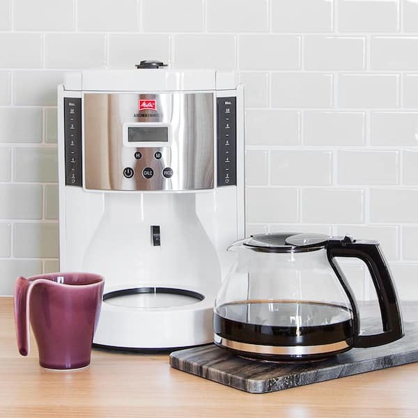 https://images.thdstatic.com/productImages/6bf2388f-ac1c-4225-a8db-a4eab470017e/svn/white-melitta-drip-coffee-makers-mcm003pulwh0-c3_600.jpg