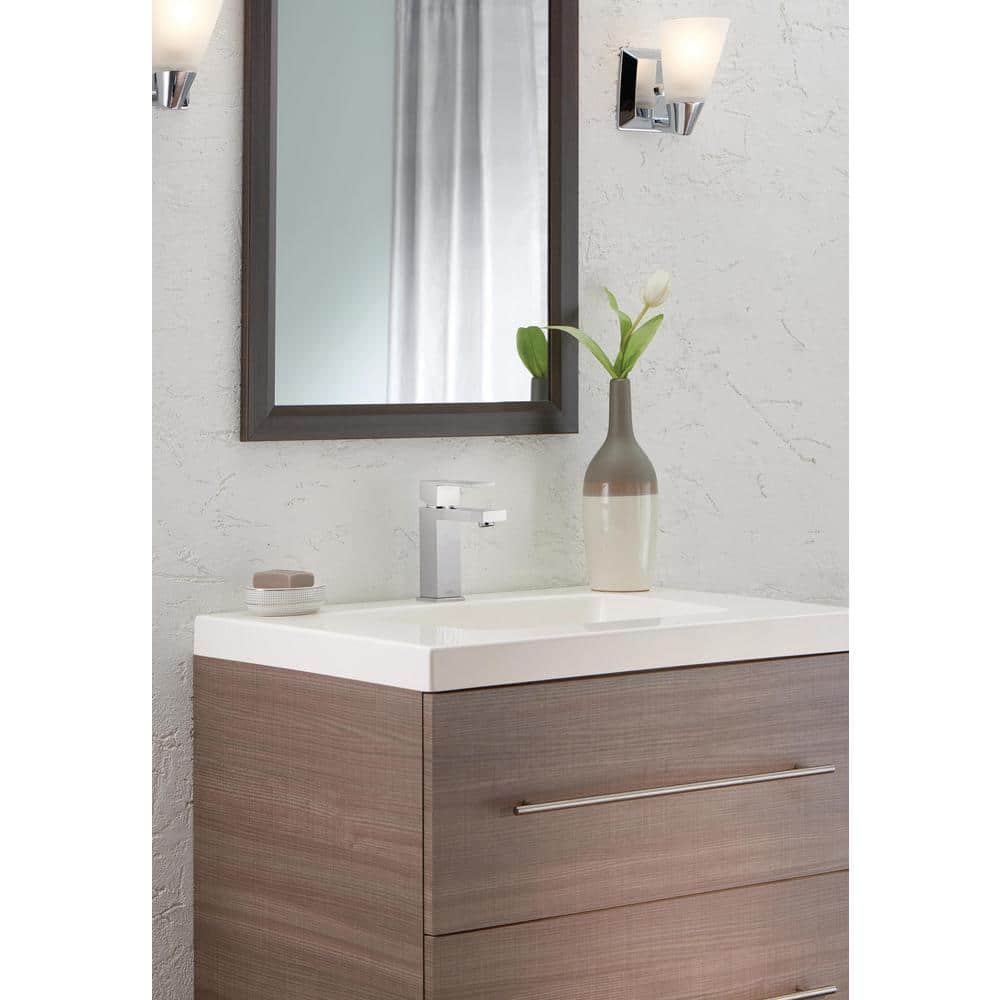 Modern Chrome Single Hole Bathroom Faucet with Drain Assembly