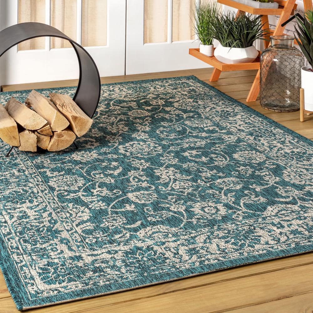 Bohemian Chic Gray Synthetic 4' x 6' Indoor/Outdoor Area Rug