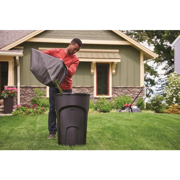 Rubbermaid Roughneck 32 Gal. Black Easy Out Wheeled Outdoor Trash